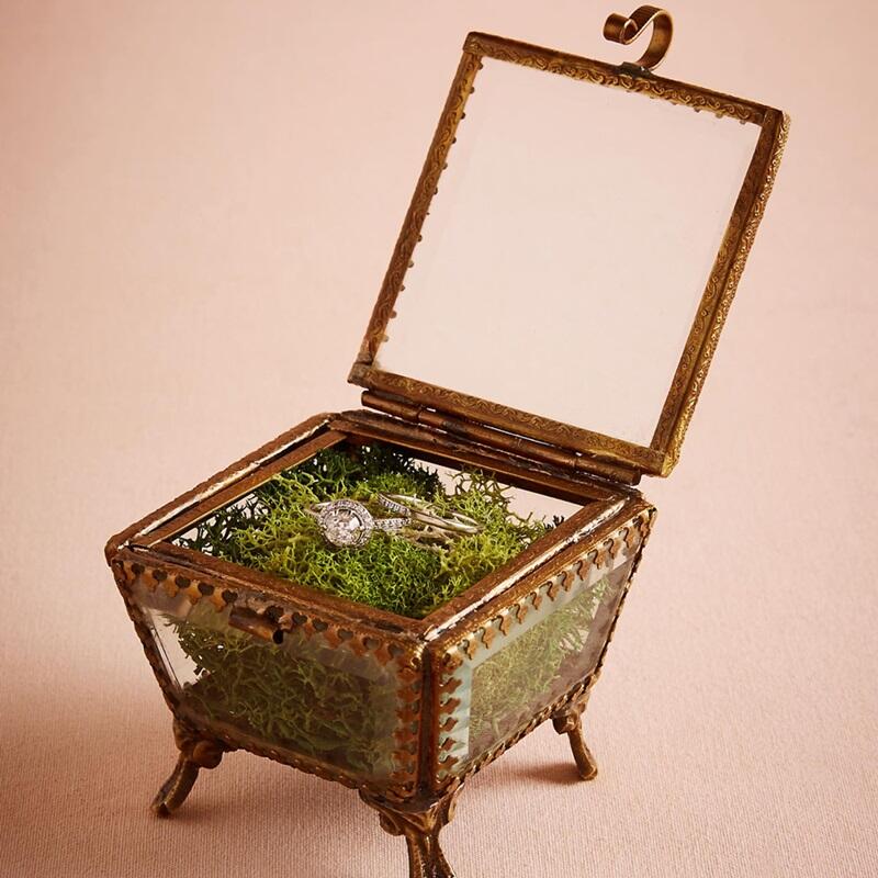 Aneka Kotak Cincin Dengan Bentuk dan Bahan Yang Menarik