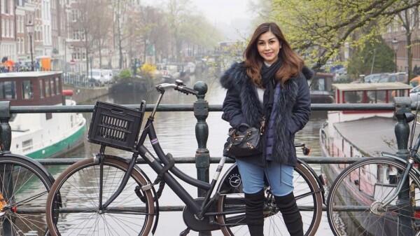 10 Gaya Travelling Nisya, Adik Raffi Ahmad yang Cetar Abis!