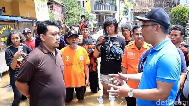 Ridwan Kamil Dilabrak Warga Soal Solusi Banjir Dayeuhkolot