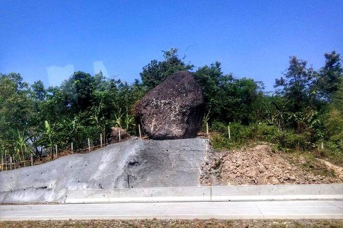 MISTERI BATU BLENENG