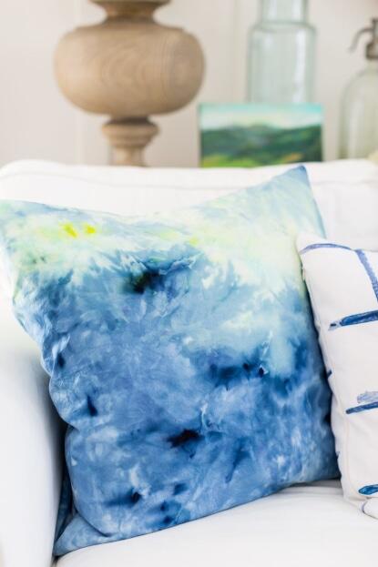 Cara Membuat Bantal Kursi Unik dengan Teknik Pewarna Es
