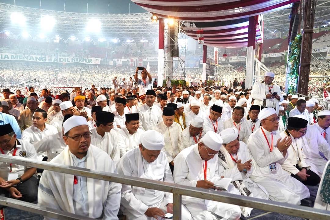 Dari Manakah Massa Berpakaian Putih pada Kampanye Akbar Prabowo dan Sandiaga di GBK?