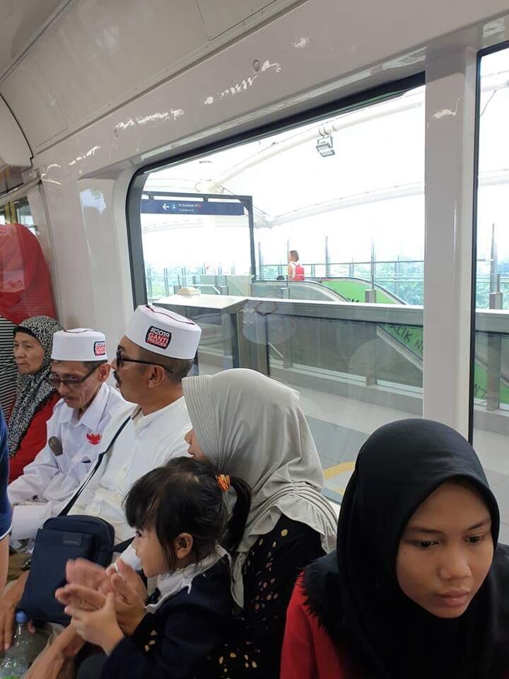 Massa Pro-Prabowo Pulang Naik MRT