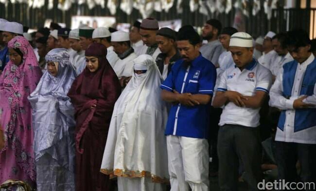 Penampakan 'Saf Salat Campur' di Kampanye Prabowo yang Ramai di Medsos