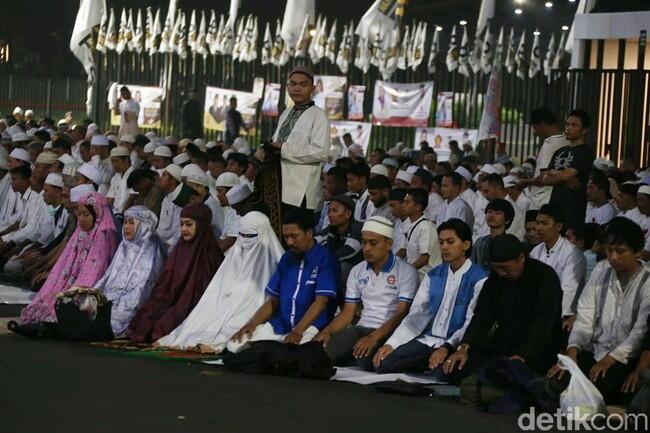 Penampakan 'Saf Salat Campur' di Kampanye Prabowo yang Ramai di Medsos