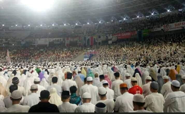 Penampakan 'Saf Salat Campur' di Kampanye Prabowo yang Ramai di Medsos