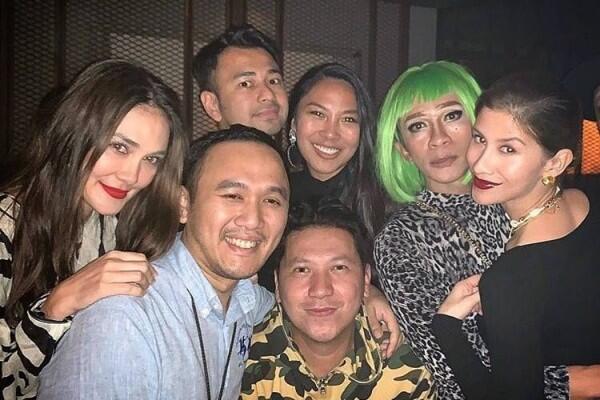 Hobi Ngebanyol, 10 Potret Keseruan Aming dengan Geng Artis