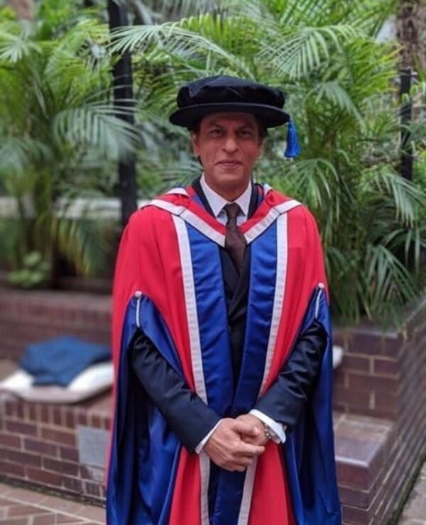 9 Momen Haru & Bahagia Saat Shah Rukh Khan Raih Gelar Doktor di London