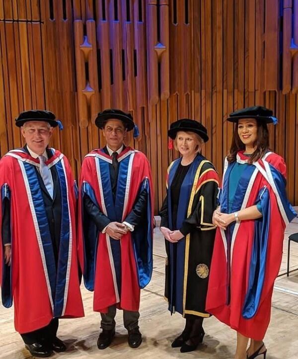 9 Momen Haru & Bahagia Saat Shah Rukh Khan Raih Gelar Doktor di London