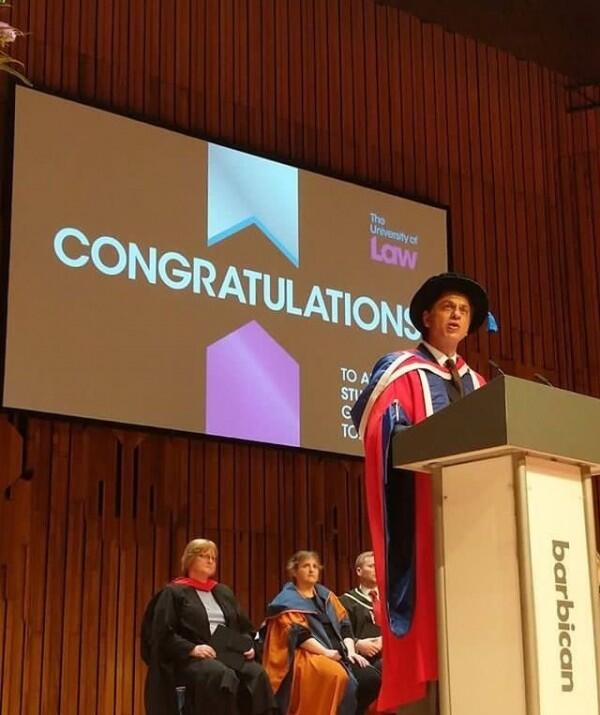 9 Momen Haru & Bahagia Saat Shah Rukh Khan Raih Gelar Doktor di London