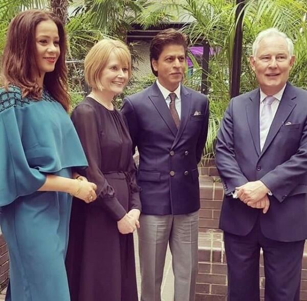 9 Momen Haru & Bahagia Saat Shah Rukh Khan Raih Gelar Doktor di London