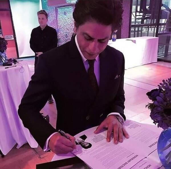 9 Momen Haru & Bahagia Saat Shah Rukh Khan Raih Gelar Doktor di London