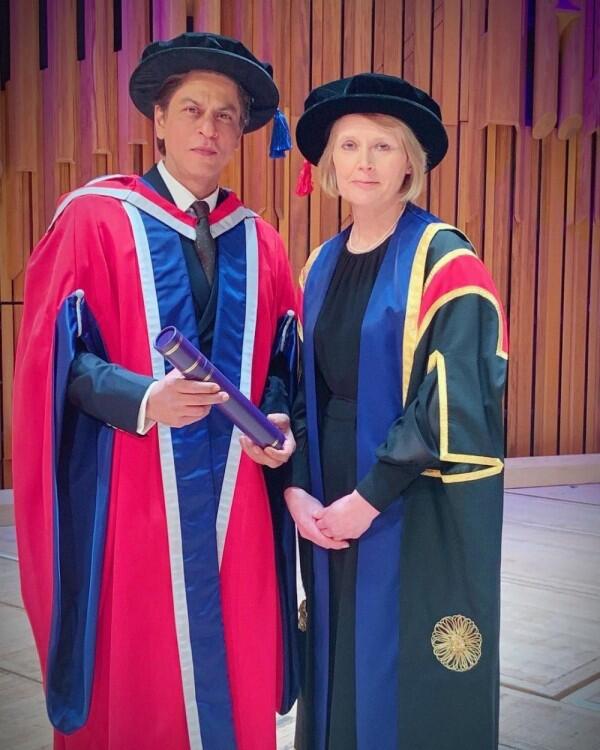 9 Momen Haru & Bahagia Saat Shah Rukh Khan Raih Gelar Doktor di London