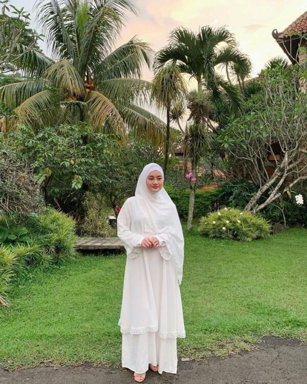 10 Potret Terbaru Dinda Hauw yang Memesona dengan Hijab, Makin Ayu!