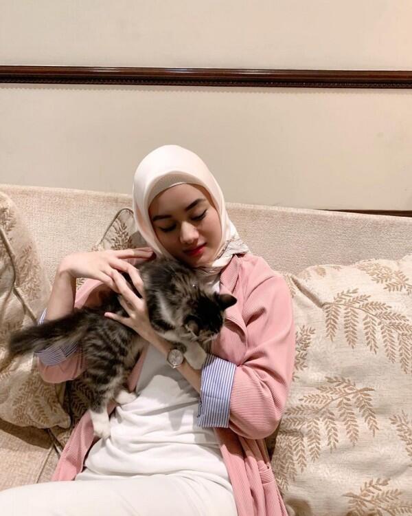 10 Potret Terbaru Dinda Hauw yang Memesona dengan Hijab, Makin Ayu!