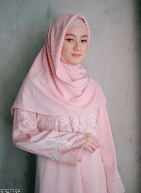 10 Potret Terbaru Dinda Hauw yang Memesona dengan Hijab, Makin Ayu!