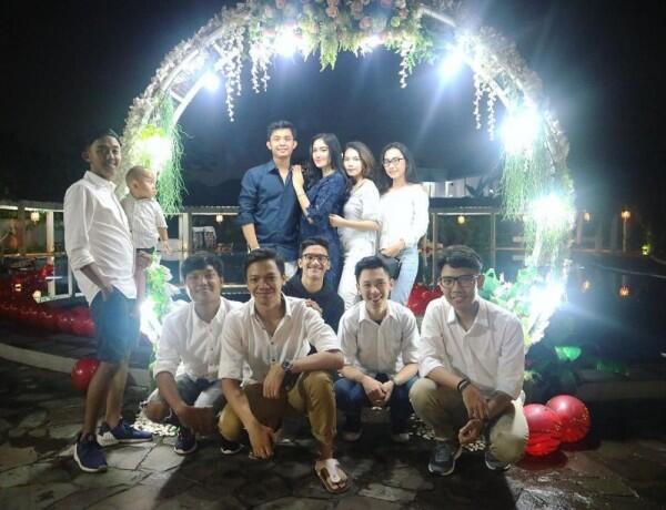 Relationship Goals! 10 Momen Ochi Rosdiana & Anggit yang Makin Mesra