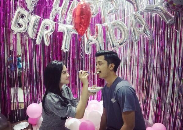 Relationship Goals! 10 Momen Ochi Rosdiana & Anggit yang Makin Mesra