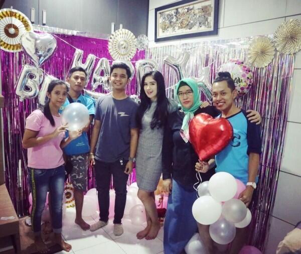 Relationship Goals! 10 Momen Ochi Rosdiana & Anggit yang Makin Mesra