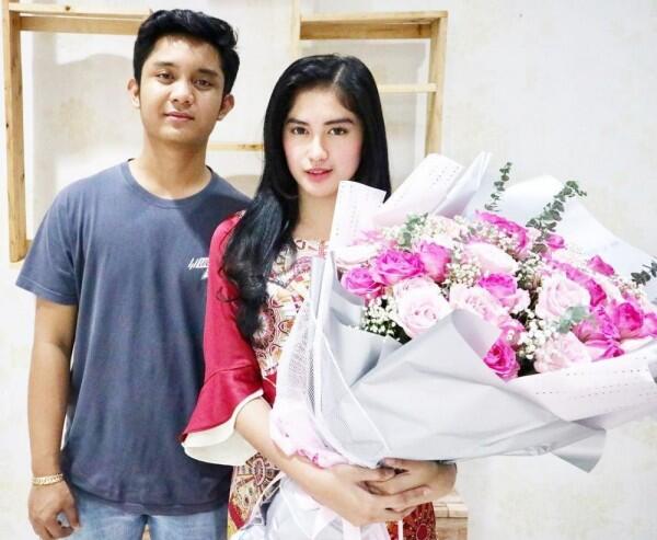 Relationship Goals! 10 Momen Ochi Rosdiana & Anggit yang Makin Mesra