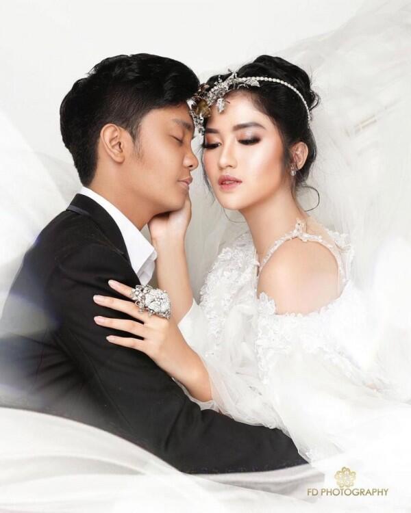 Relationship Goals! 10 Momen Ochi Rosdiana & Anggit yang Makin Mesra