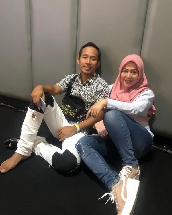 Temani dari Susah hingga Sukses, 10 Potret Mesra Denny Cagur dan Istri