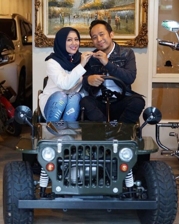 Temani dari Susah hingga Sukses, 10 Potret Mesra Denny Cagur dan Istri