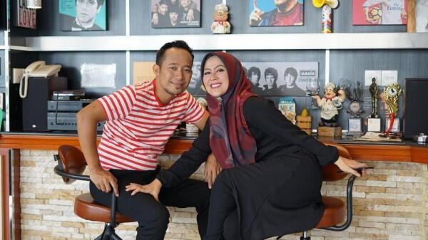 Temani dari Susah hingga Sukses, 10 Potret Mesra Denny Cagur dan Istri