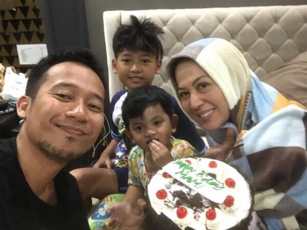 Temani dari Susah hingga Sukses, 10 Potret Mesra Denny Cagur dan Istri