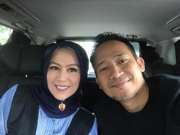 Temani dari Susah hingga Sukses, 10 Potret Mesra Denny Cagur dan Istri
