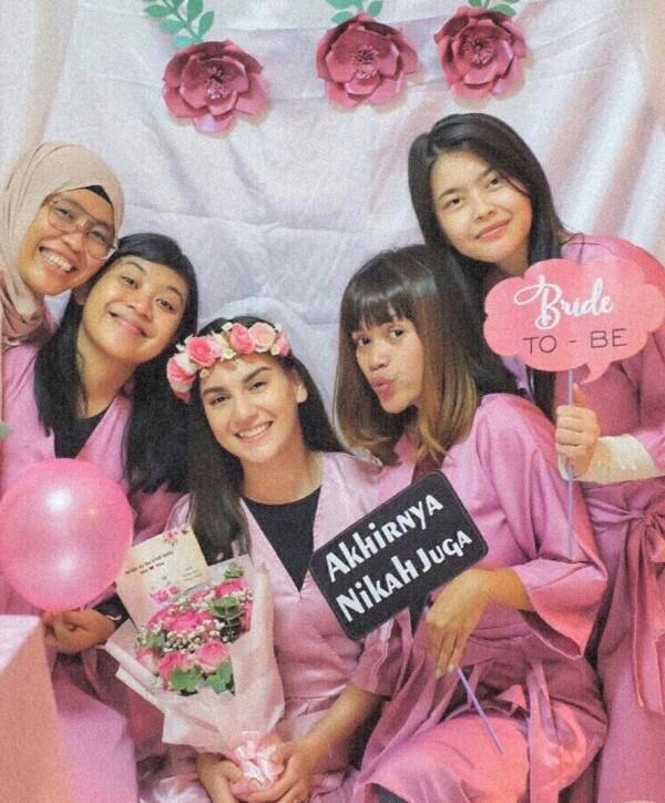 10 Momen Seru Bridal Shower Irish Bella Bareng Sahabat, Serba Pink!