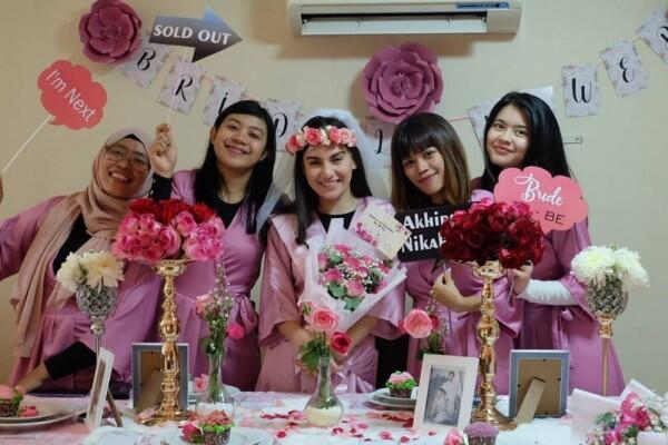 10 Momen Seru Bridal Shower Irish Bella Bareng Sahabat, Serba Pink!