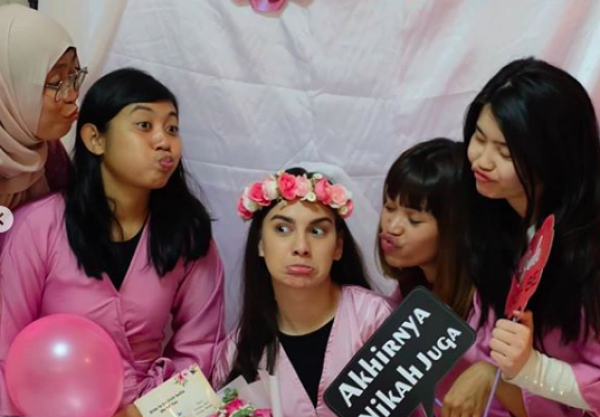 10 Momen Seru Bridal Shower Irish Bella Bareng Sahabat, Serba Pink!