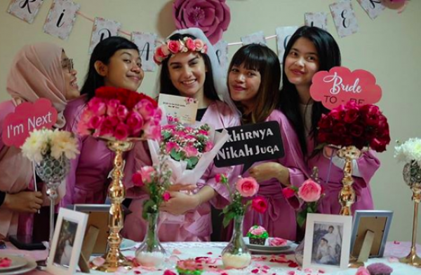 10 Momen Seru Bridal Shower Irish Bella Bareng Sahabat, Serba Pink!