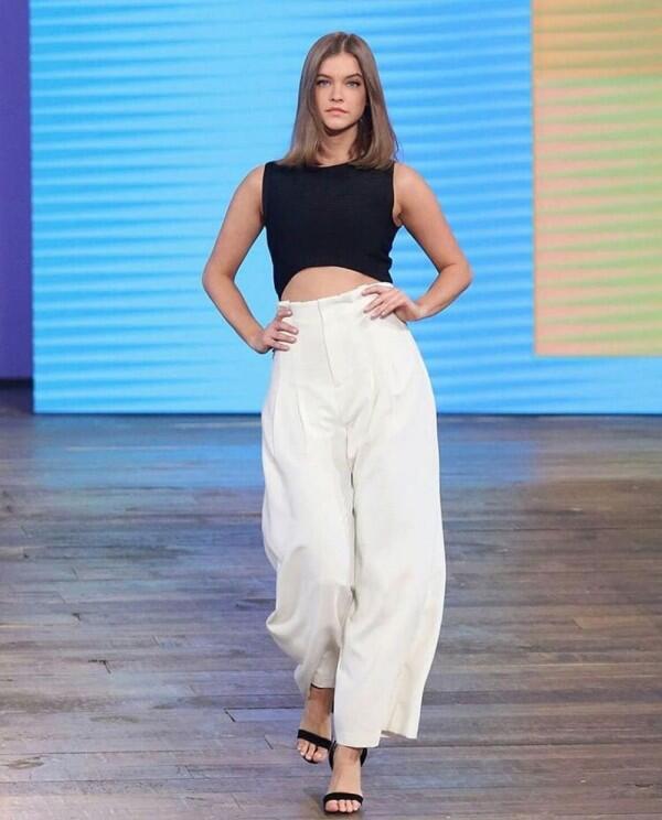 10 Inspirasi Gaya Model Barbara Palvin, dari Formal hingga Streetwear
