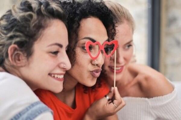 5 Cara Menghadapi Teman yang Suka Nyinyir, Dijamin Langsung Diam!