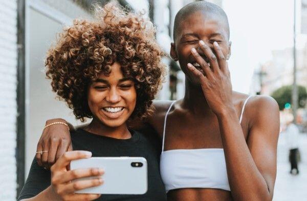 5 Cara Menghadapi Teman yang Suka Nyinyir, Dijamin Langsung Diam!