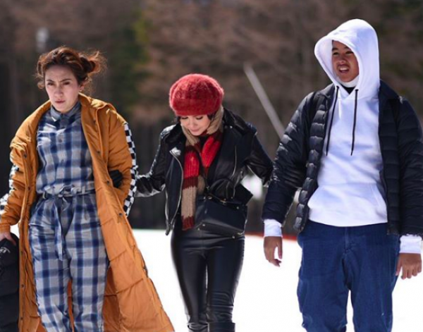 10 Momen Seru Liburan Yuni Shara & Putranya di Jepang, Bak Kakak Adik!