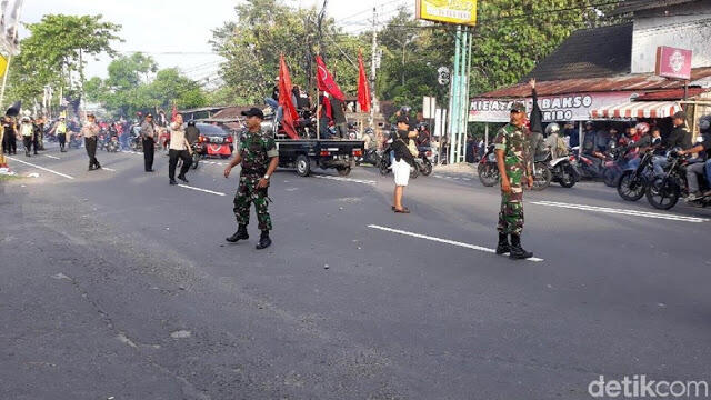 Bentrok dengan FPI, Anggota TNI dan Panwaslu Jadi Sasaran Amukan Massa PDIP