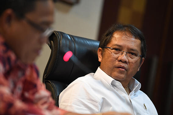 Menkominfo Ungkap Modus Penyebaran Hoaks Lewat WA