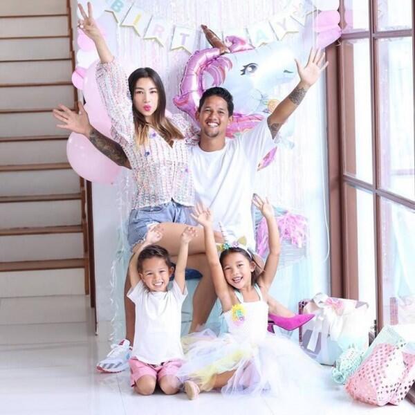 Menetap di Bali, 10 Potret Harmonis Keluarga Irfan Bachdim & Jennifer