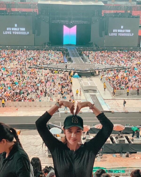 Jadi Army, 10 Potret Seru Luna Maya Nonton Konser BTS di Thailand