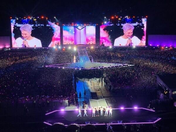 Jadi Army, 10 Potret Seru Luna Maya Nonton Konser BTS di Thailand