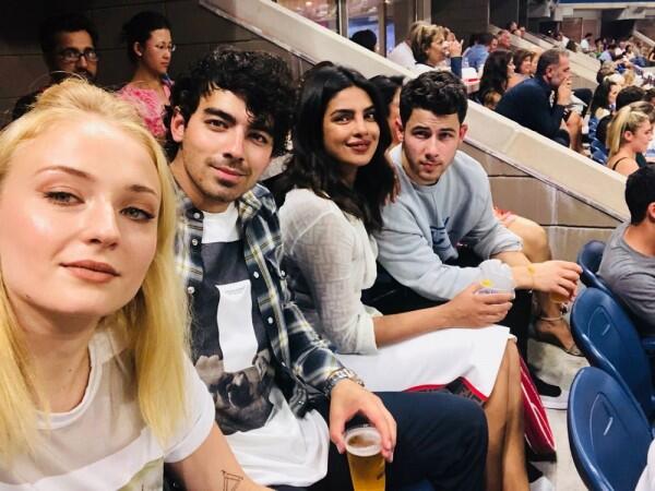 10 Kedekatan Priyanka & Pasangan The Jonas Brothers, J Sisters Goals!