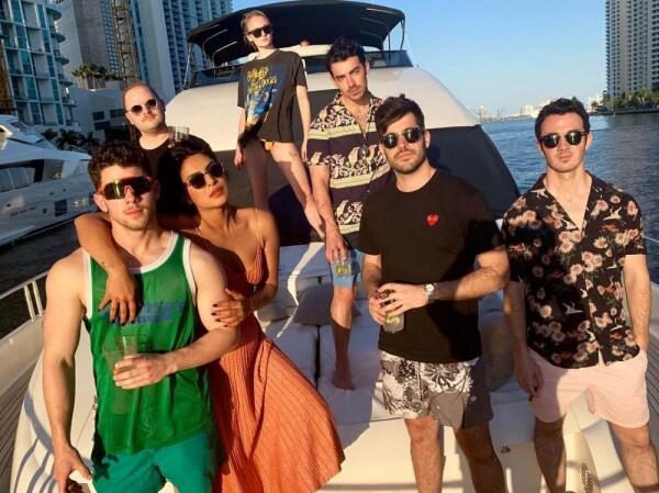 10 Kedekatan Priyanka & Pasangan The Jonas Brothers, J Sisters Goals!
