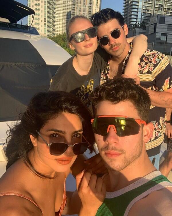 10 Kedekatan Priyanka & Pasangan The Jonas Brothers, J Sisters Goals!