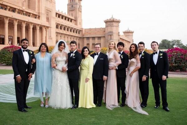 10 Kedekatan Priyanka & Pasangan The Jonas Brothers, J Sisters Goals!