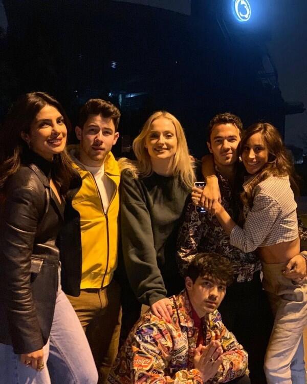 10 Kedekatan Priyanka & Pasangan The Jonas Brothers, J Sisters Goals!