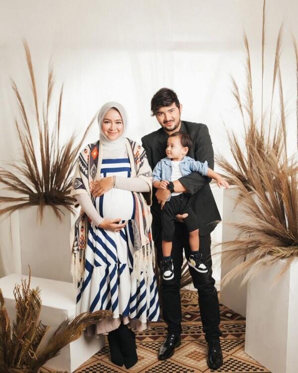 10 Photoshoot Aryani Fitriana yang Sebentar Lagi Melahirkan Anak Kedua