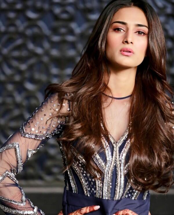 10 Potret Erica Fernandes, Pasangan Shaheer Sheikh di Dev & Sona